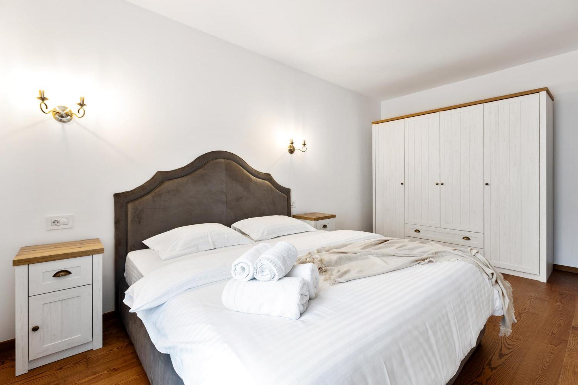 Peak Aparthotel - Old Town - By Cityhost Braşov Exterior foto