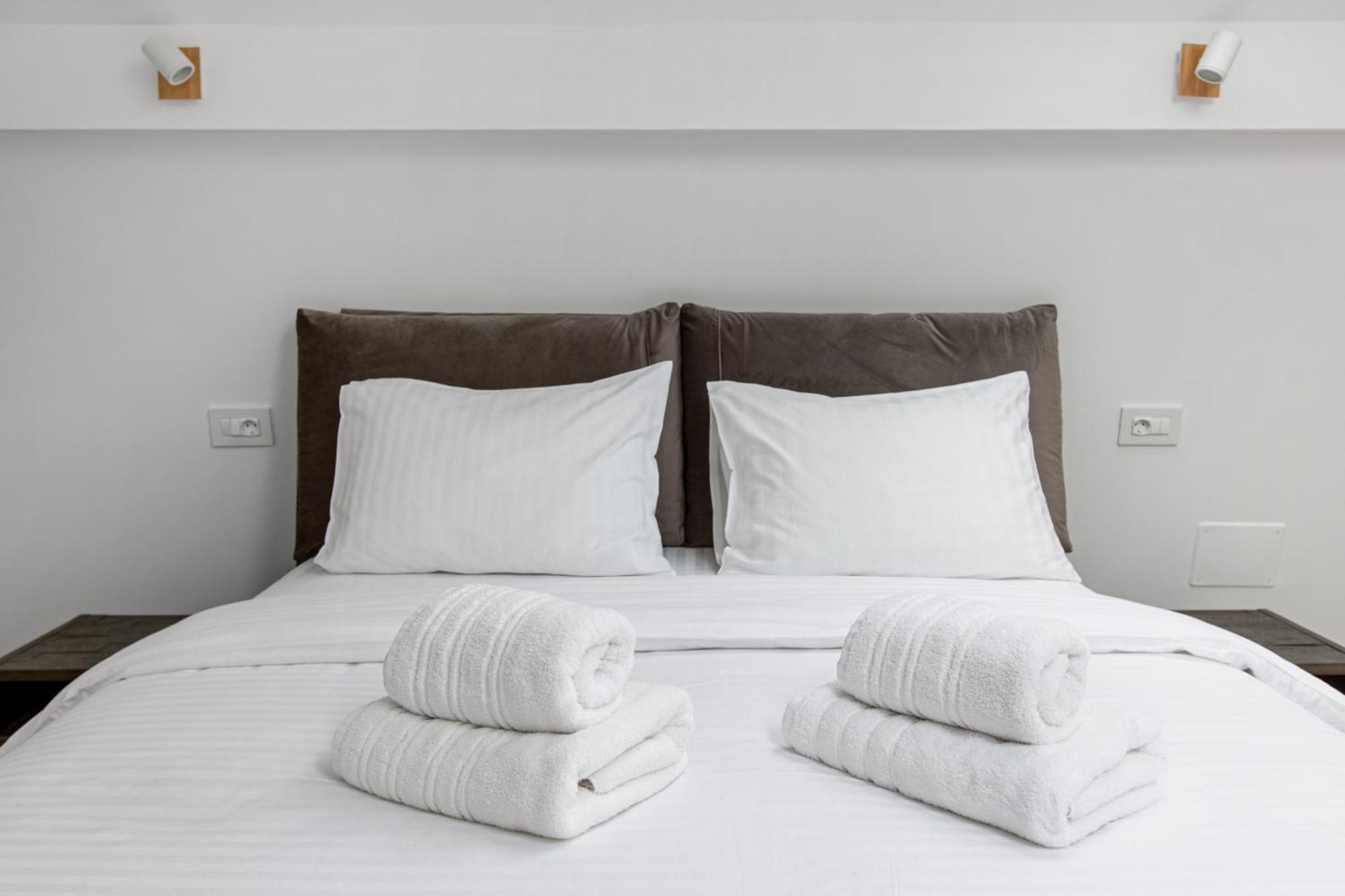 Peak Aparthotel - Old Town - By Cityhost Braşov Exterior foto